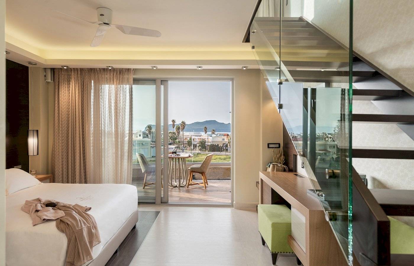 Hotelzimmer im Cretan Dream Resort & Spa mit offenem Balkon und Meerblick