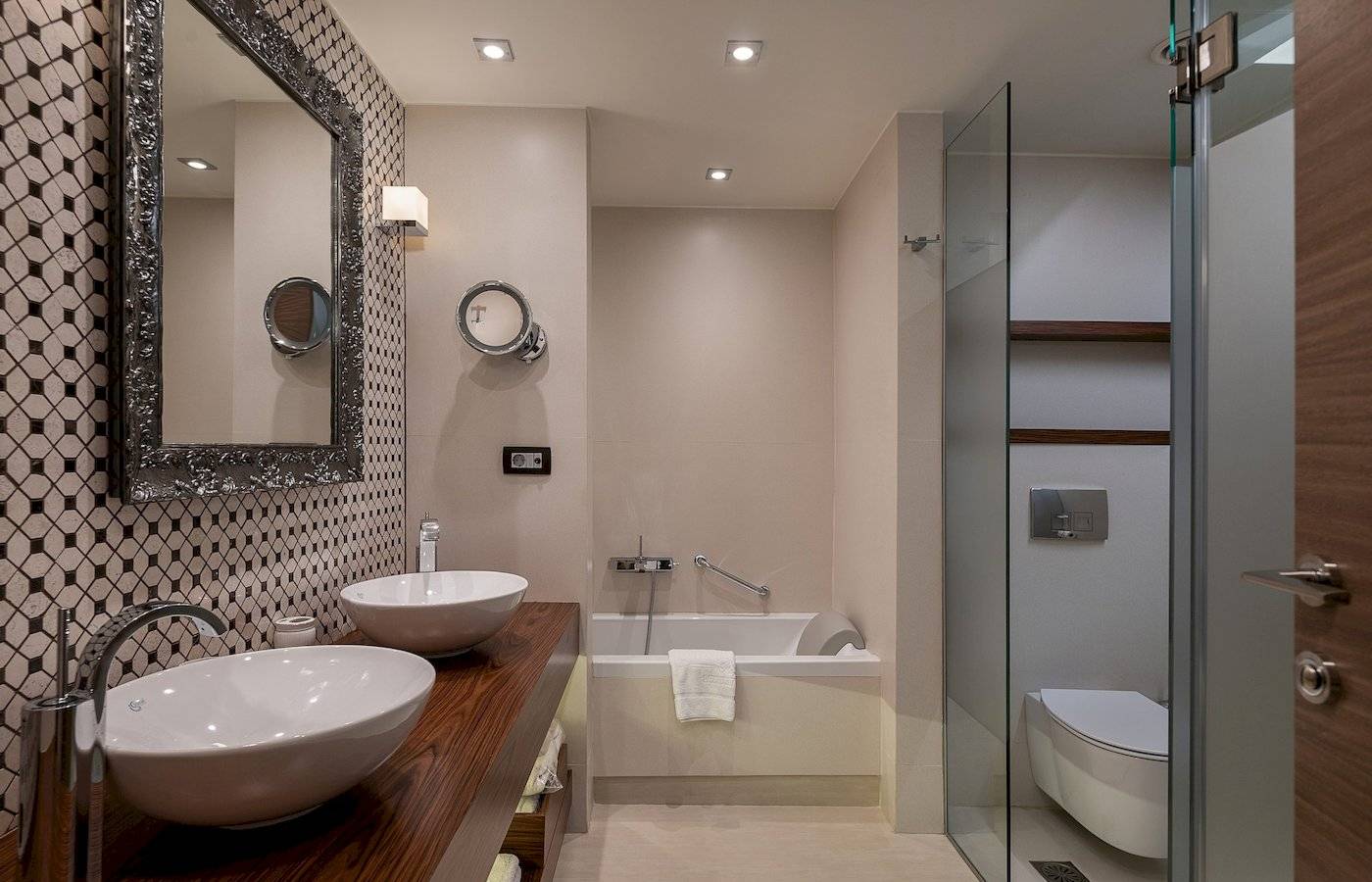 Badezimmer im Cretan Dream Resort & Spa mit Badewanne, Toilette und Waschbecken.