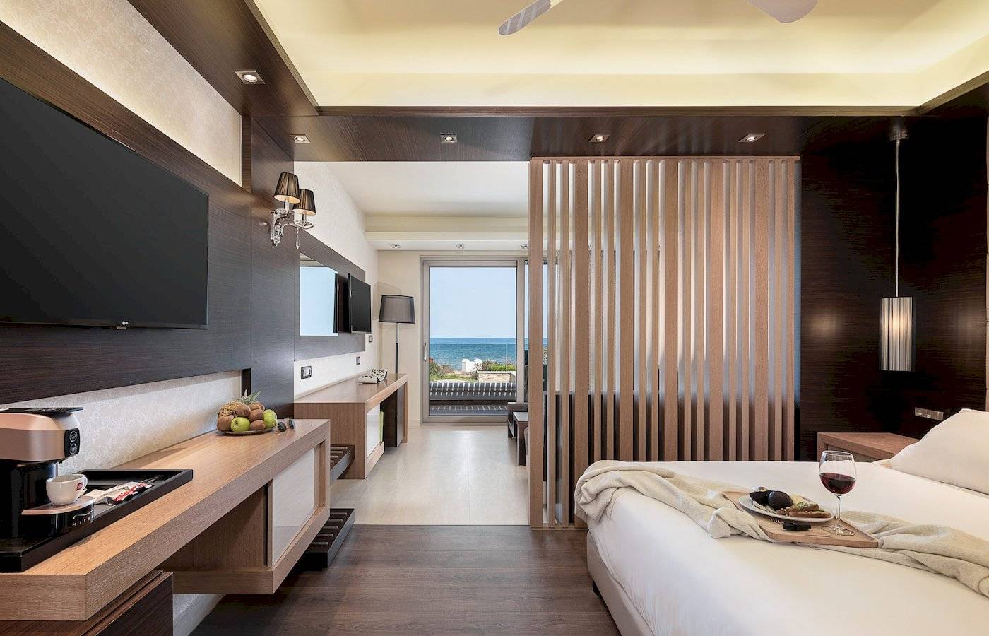 Innenansicht eines Zimmers im Cretan Dream Resort & Spa mit Blick auf das Meer.