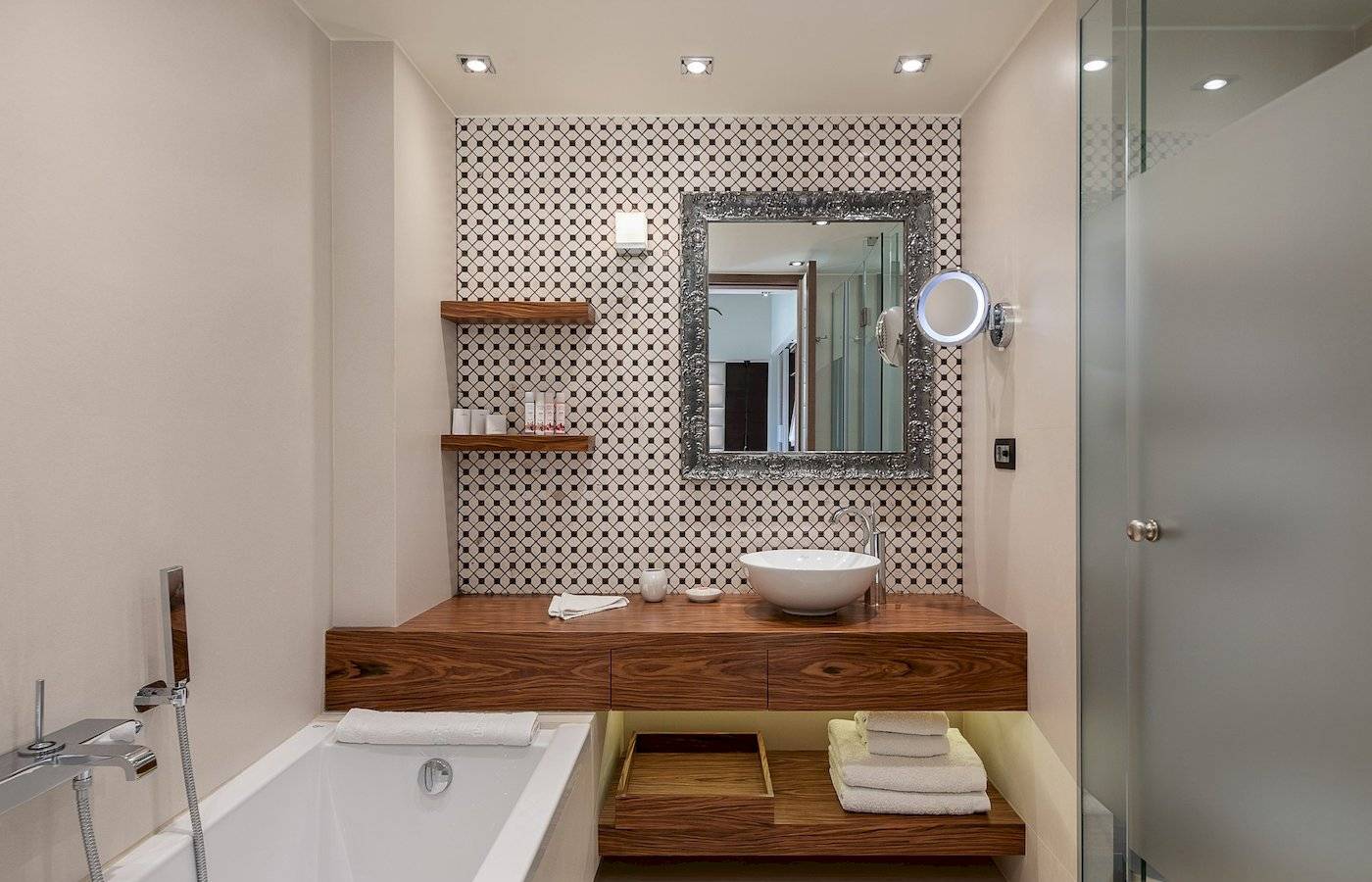 Ein Badezimmer im Cretan Dream Resort & Spa mit Badewanne, Waschbecken, Spiegel und gefliester Wand.