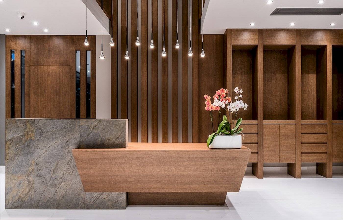 Empfangsbereich des Cretan Dream Resort & Spa mit Blumen, Holzelementen und Leuchten