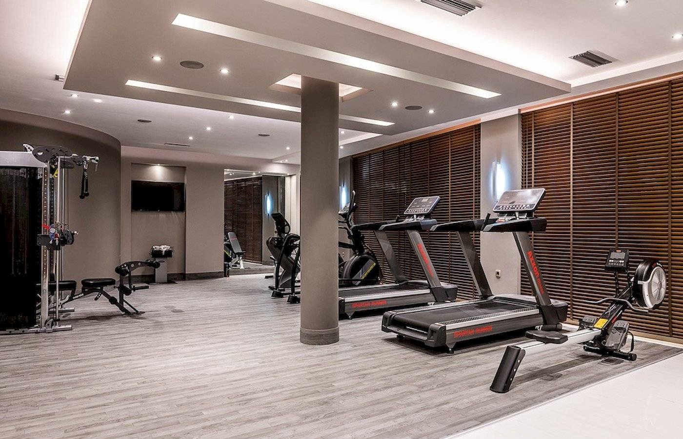 Fitness-Center im Cretan Dream Resort & Spa mit Laufbändern und Trainingsgeräten.