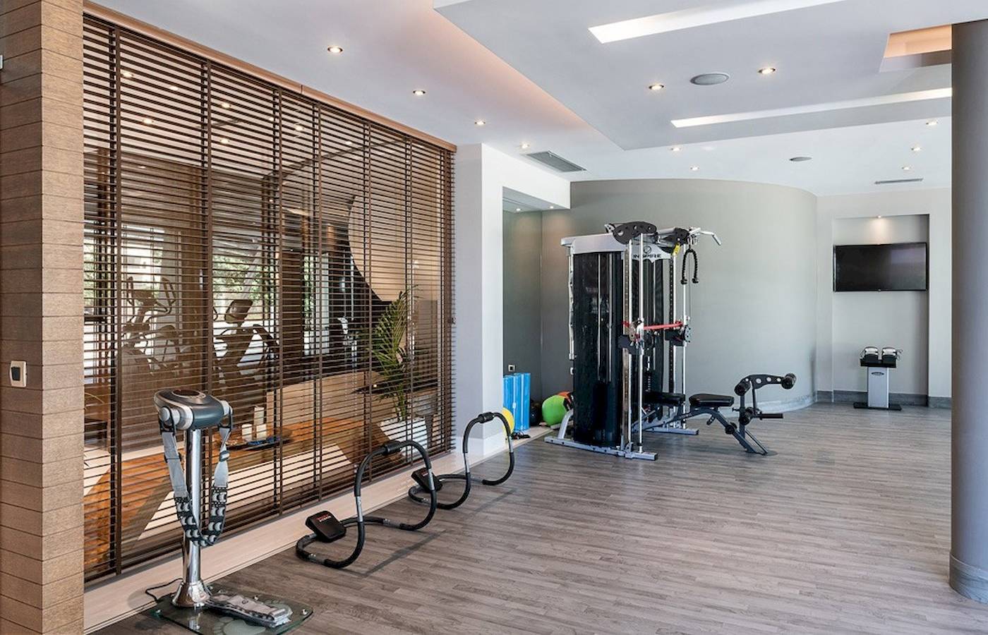 Innenansicht des Fitnesscenters im Cretan Dream Resort & Spa mit verschiedenen Trainingsgeräten.