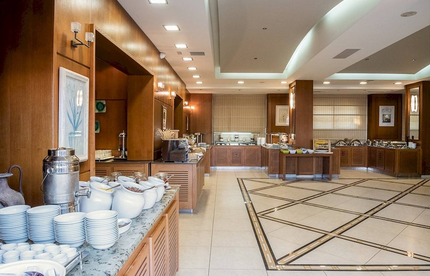 Frühstücksraum im Cretan Dream Resort & Spa mit Holzmöbeln und Fliesenboden.