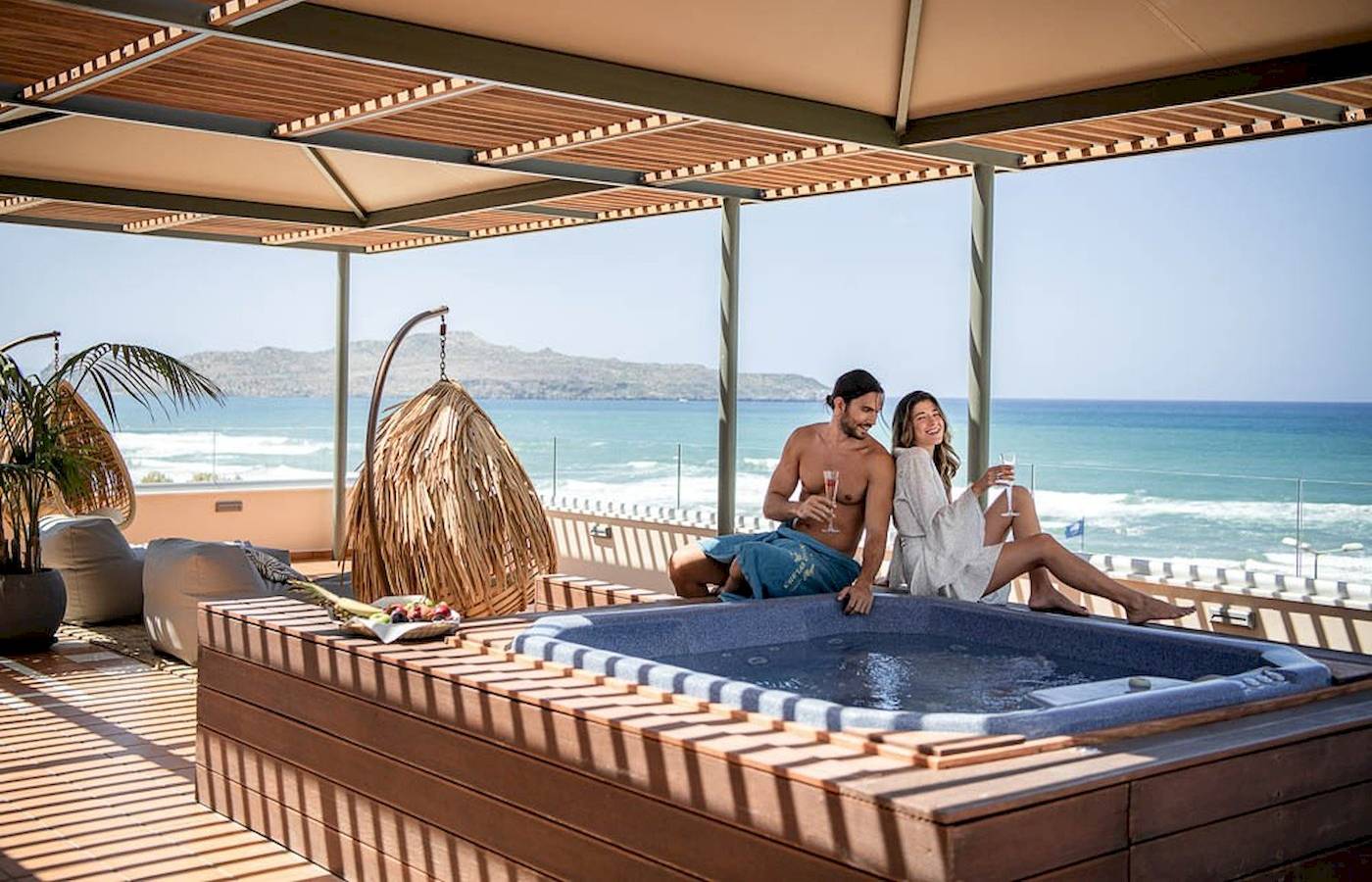 Paar im Whirlpool mit Meerblick im Cretan Dream Resort & Spa