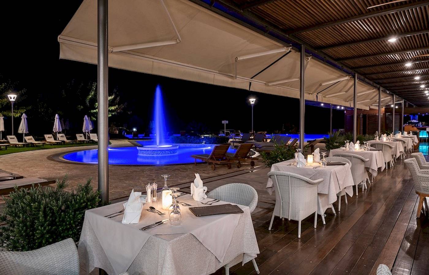 Abendessen im Freien am Pool des Cretan Dream Resort & Spa