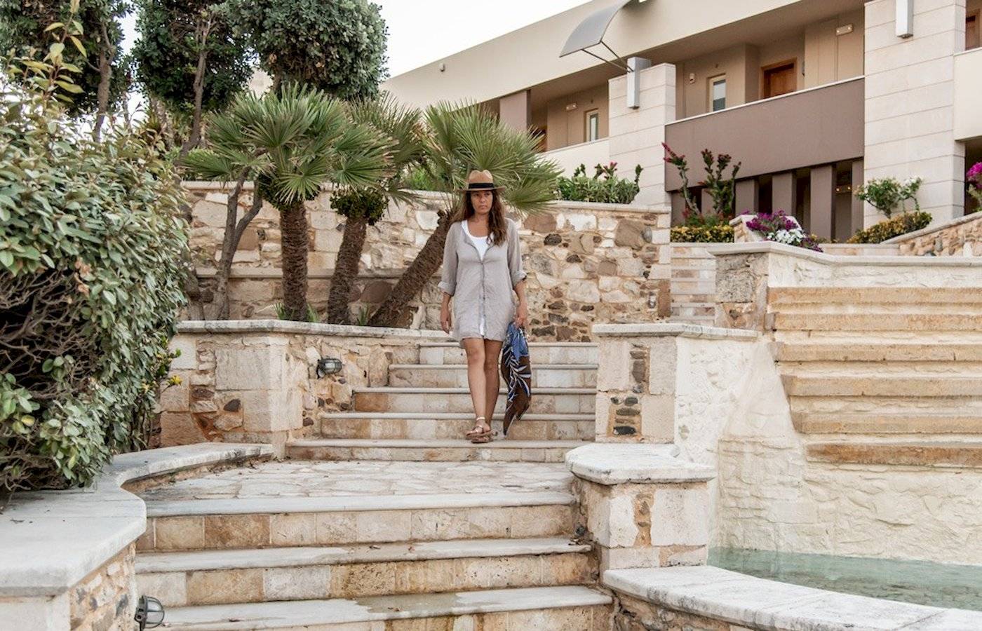 Frau geht die Treppen zum Cretan Dream Resort & Spa hinauf