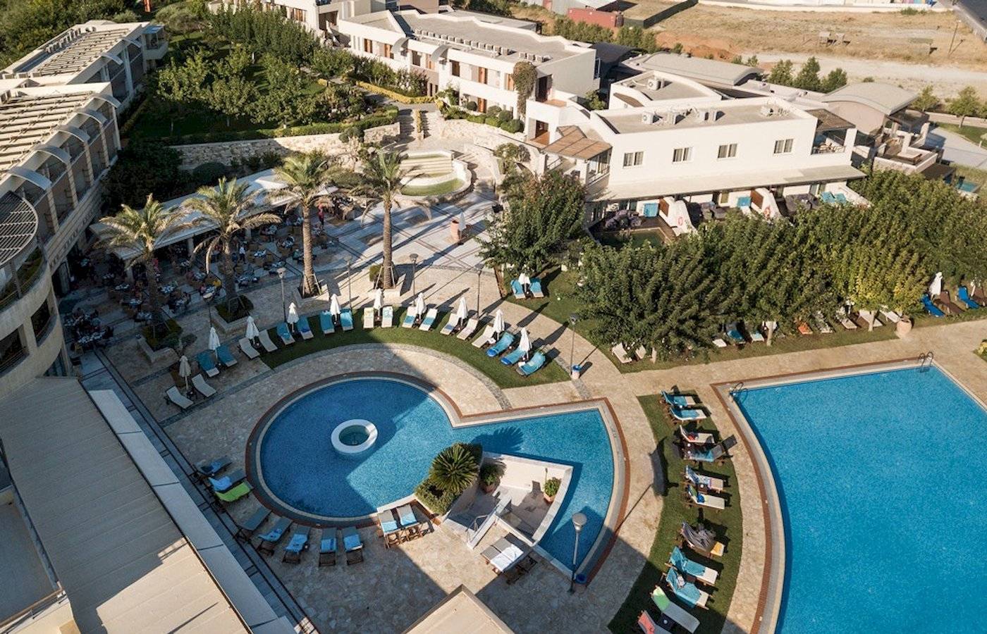Luftaufnahme des Cretan Dream Resorts und Spa mit Swimmingpools und Liegestühlen