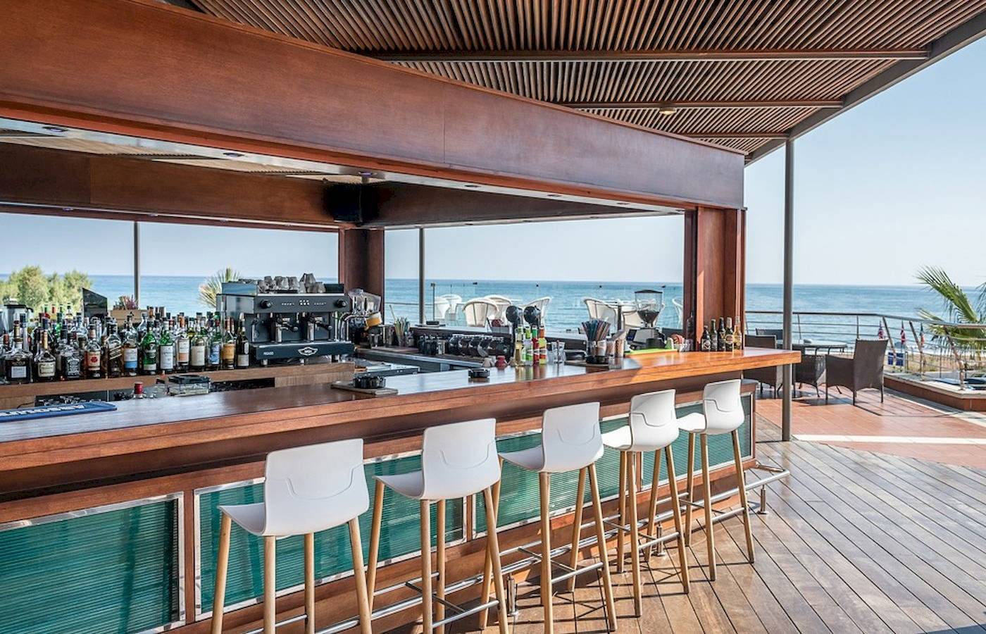 Barbereich des Cretan Dream Resorts mit Blick auf das Meer