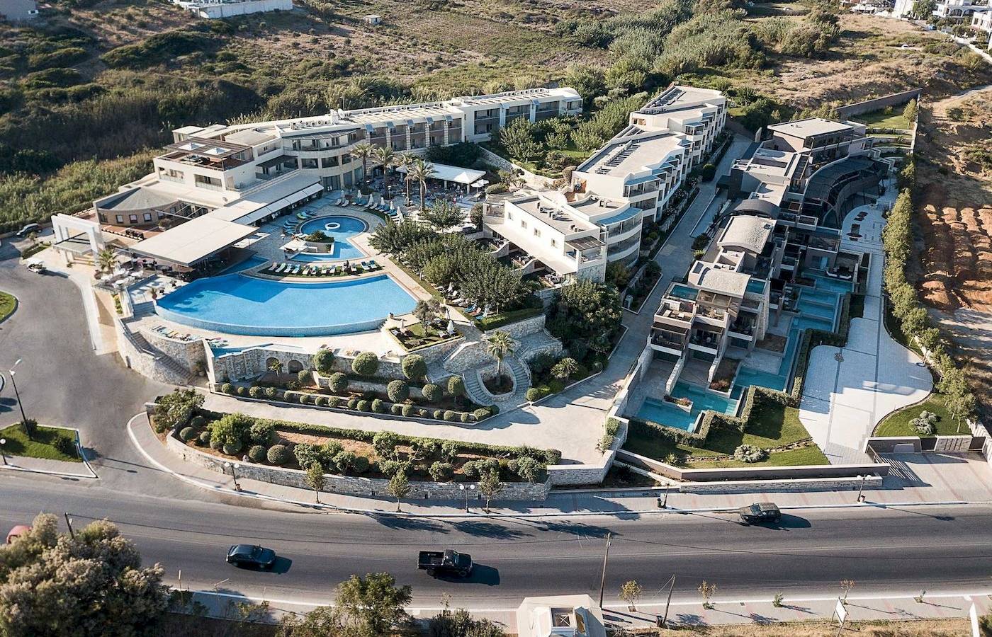 Luftaufnahme des Cretan Dream Resort & Spa mit Swimmingpools und Gebäuden