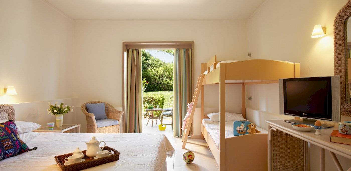 Familienzimmer im Grecotel Meli Palace mit Doppelschlafcouch und Stockbett.