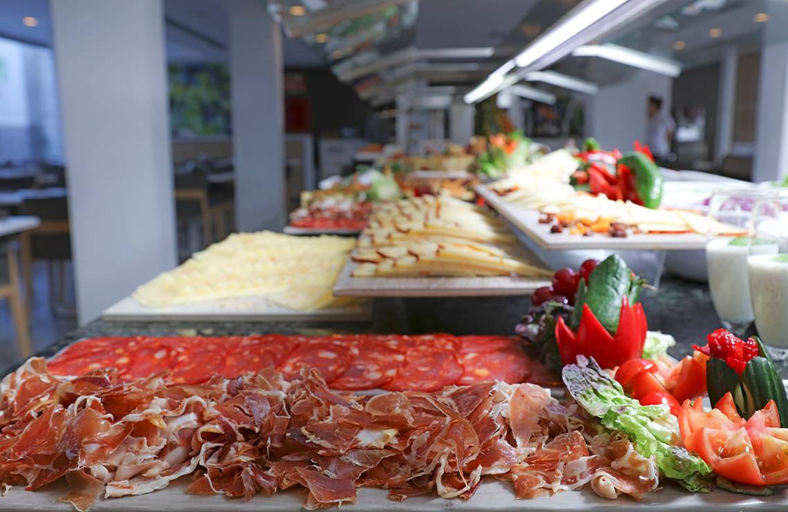 Buffettisch im LABRANDA Bronze Playa Hotel mit verschiedenen Fleisch- und Käseplatten.