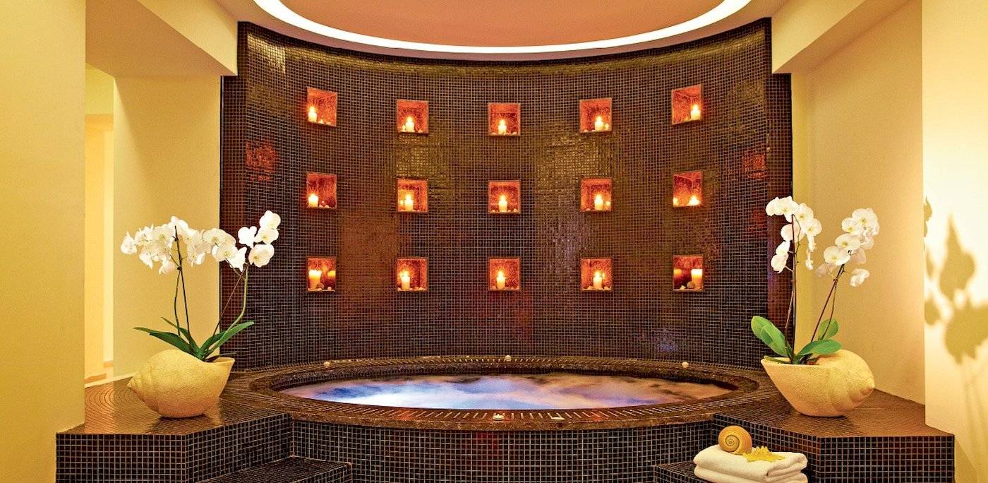Wellnessbereich im Grecotel Meli Palace mit Jacuzzi und Kerzen
