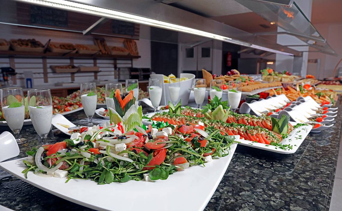 Buffettisch im LABRANDA Bronze Playa Hotel mit verschiedenen Salaten und Vorspeisen.