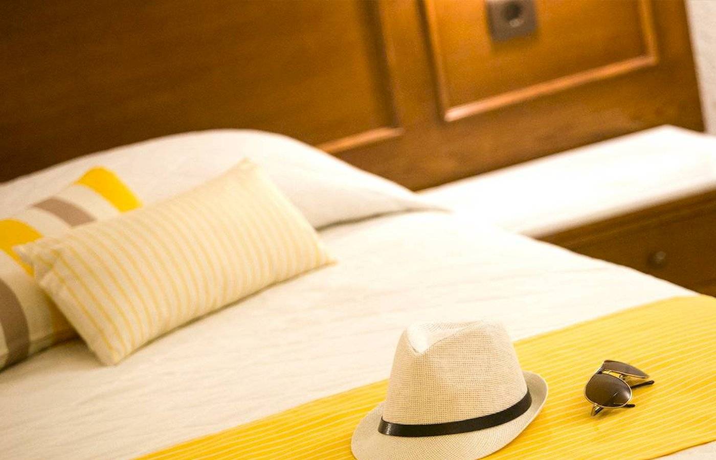 Hotelzimmer im Chrissi Amoudia mit Blick auf das Meer vom Balkon.