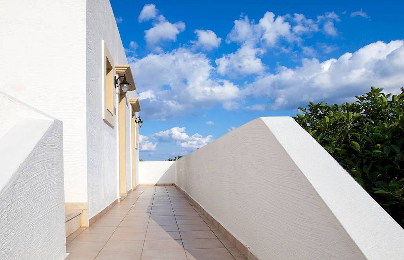 Balkon des Chrissi Amoudia Hotels mit Blick auf einen blauen Himmel mit Wolken