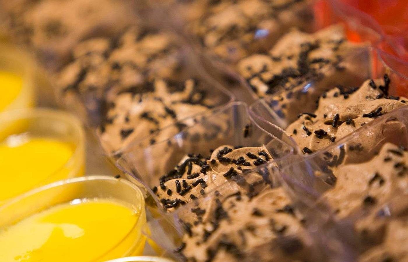 Nahaufnahme von Desserts mit Schokoladenstreuseln in klaren Bechern im Chrissi Amoudia Hotel