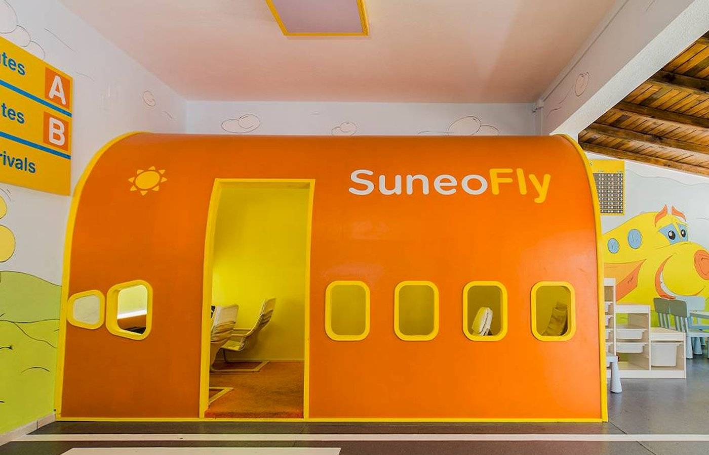 Spielbereich im Chrissi Amoudia Hotel mit einem orangefarbenen Flugzeug namens SuneoFly.