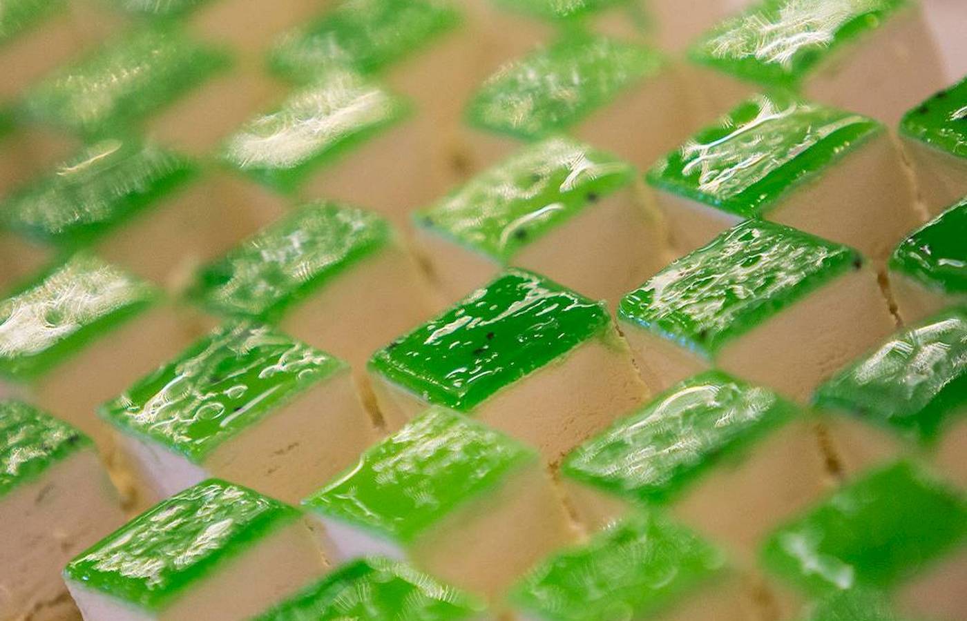 Nahaufnahme von grünen quadratischen Desserts im Chrissi Amoudia Hotel