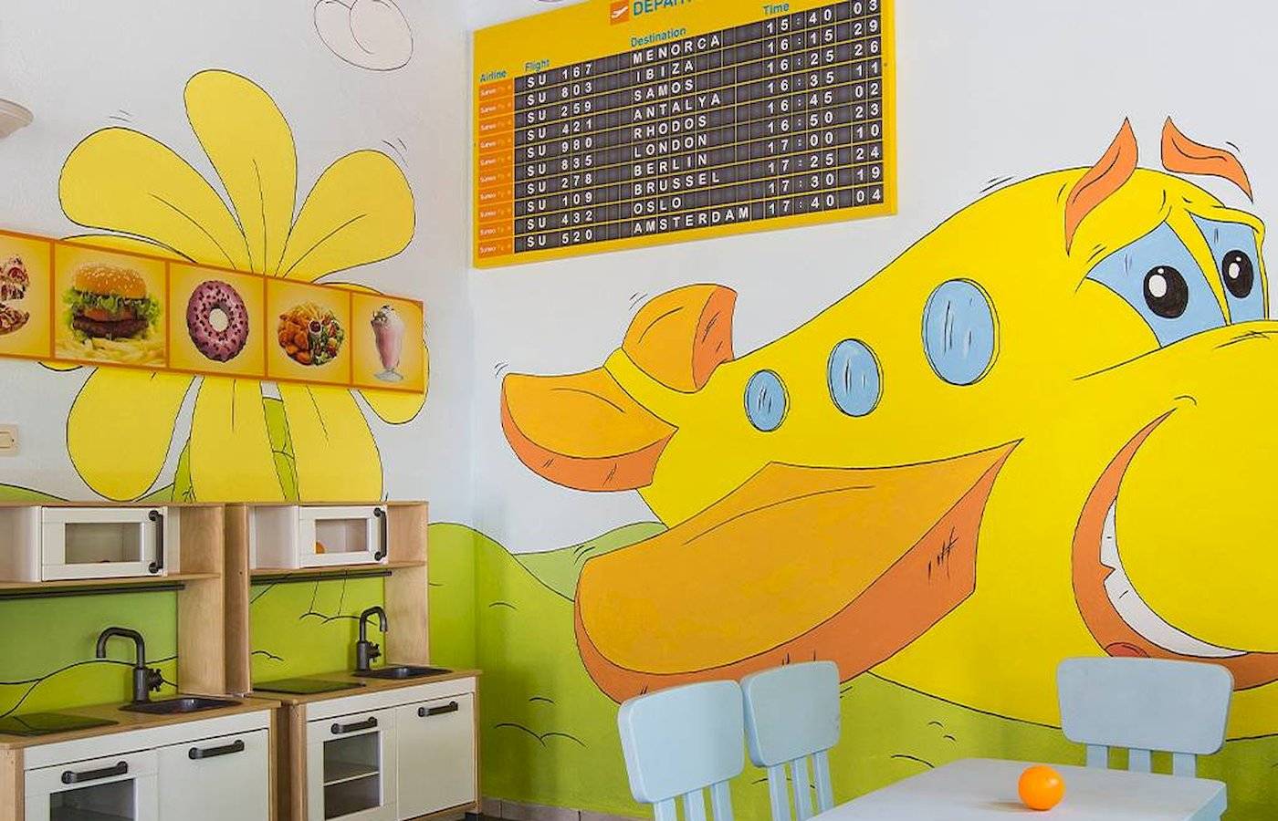 Kinderzimmer im Chrissi Amoudia Hotel mit Spieluhr und Tafel.