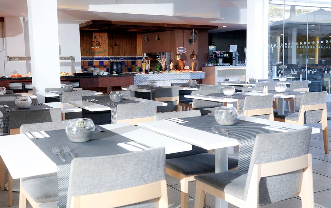 Innenansicht des Restaurants im LABRANDA Bronze Playa Hotel mit leeren Tischen und Stühlen.
