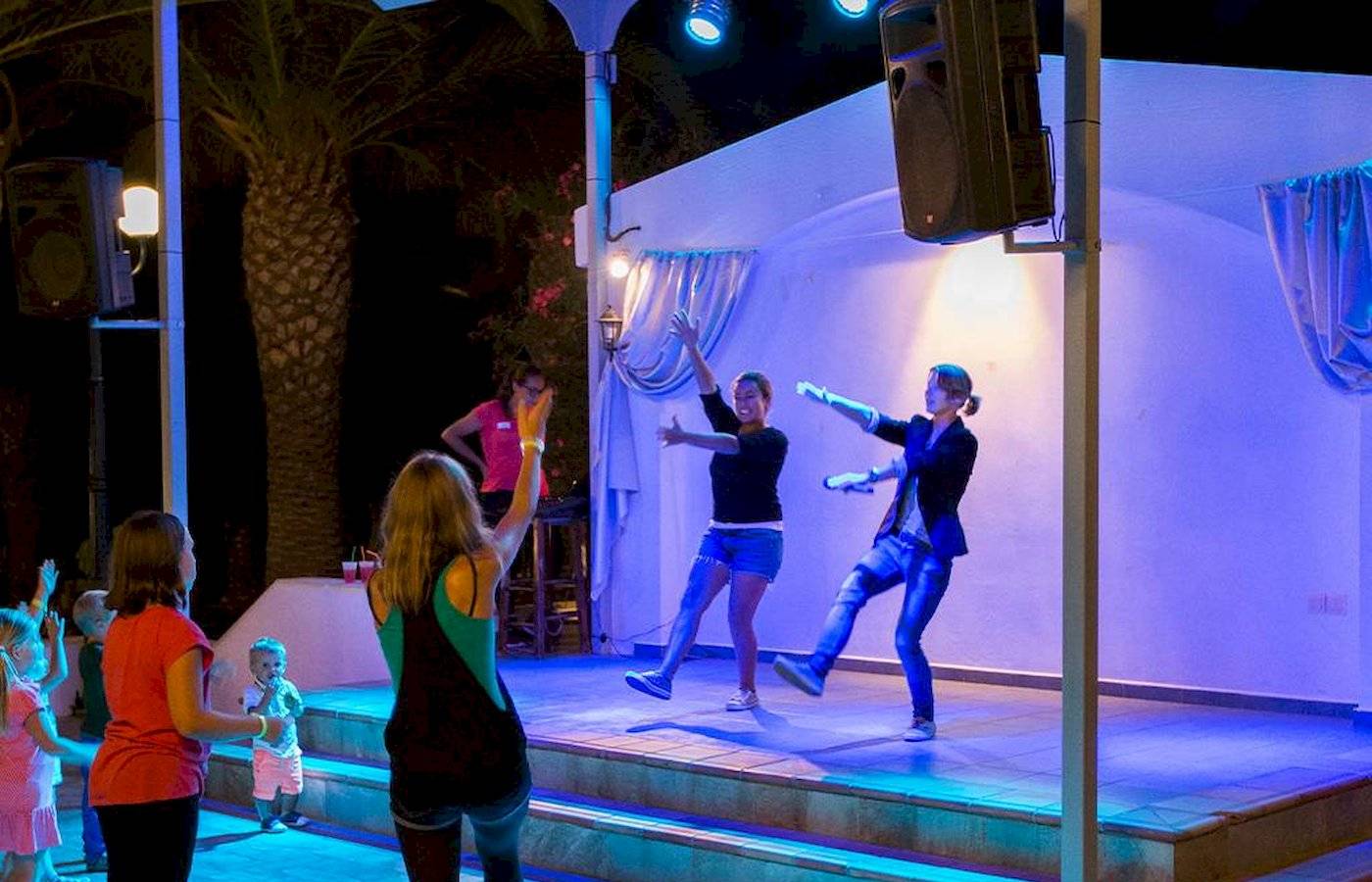 Abend-Unterhaltung im Chrissi Amoudia mit Tänzern und Zuschauern auf der Bühne.