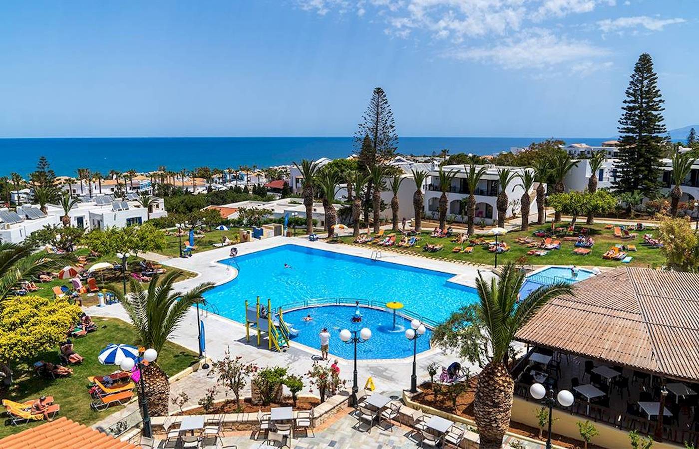 Hotel Chrissi Amoudia mit Swimmingpool und Meerblick aus der Vogelperspektive.
