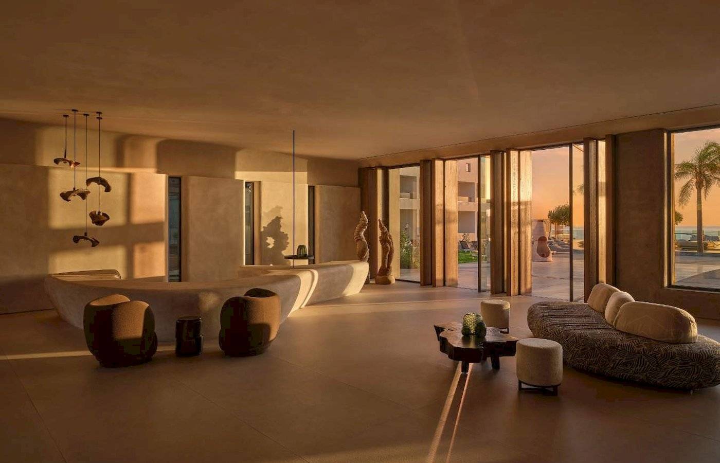 Minos Palast Hotel & Suites Innenbereich mit Möbeln, großem Fenster und Meerblick