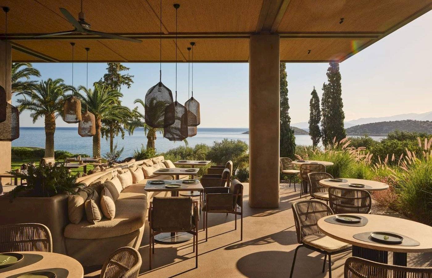 Minos Palace Hotel & Suites Terrasse mit Blick auf das Meer