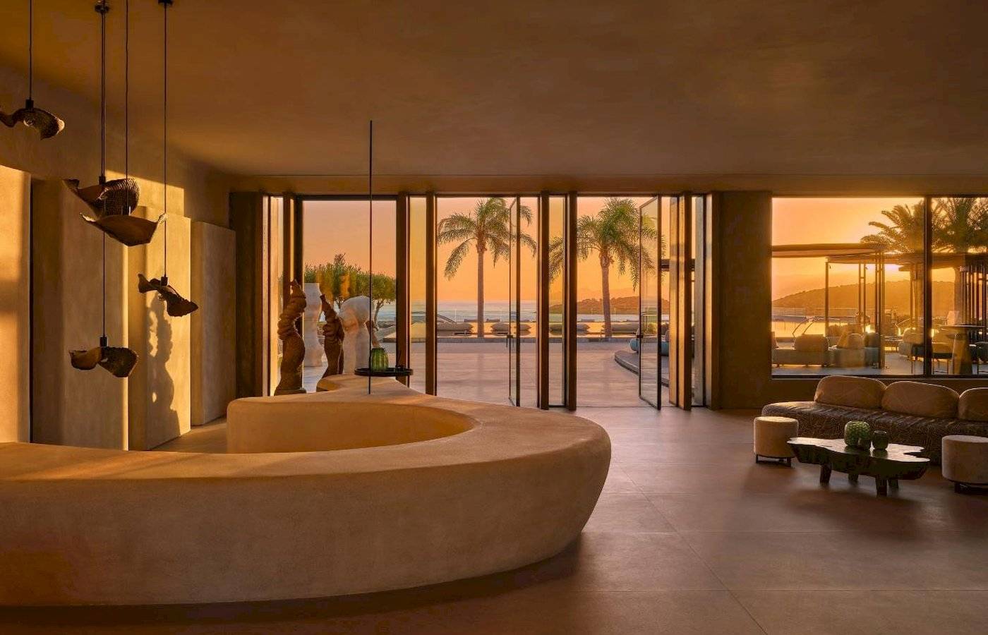 Innenbereich des Minos Palace Hotel & Suites mit Blick auf den Ozean und Palmen