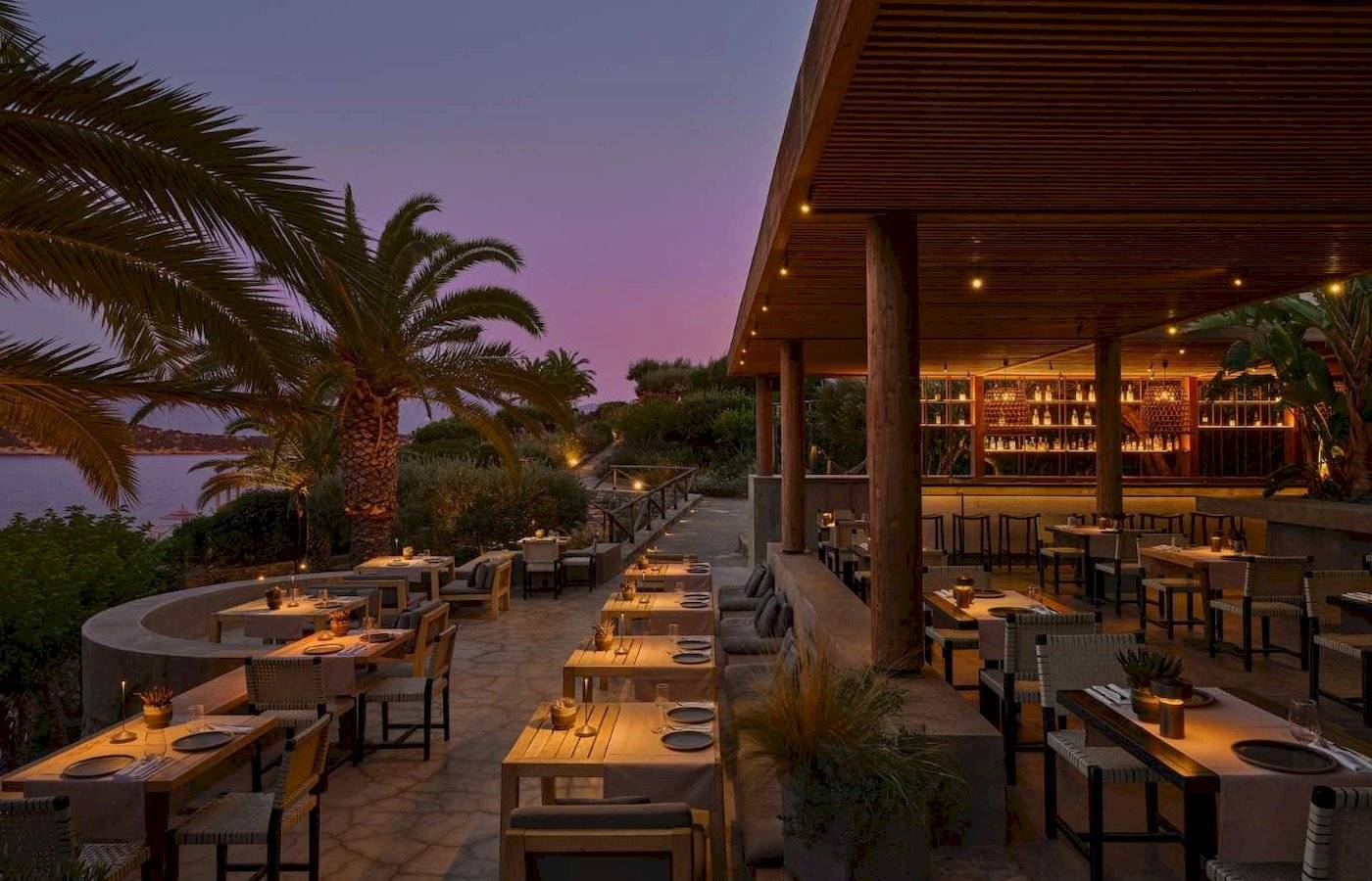 Abendessen im Hotelrestaurant Minos Palace Hotel & Suites mit Blick auf das Meer.