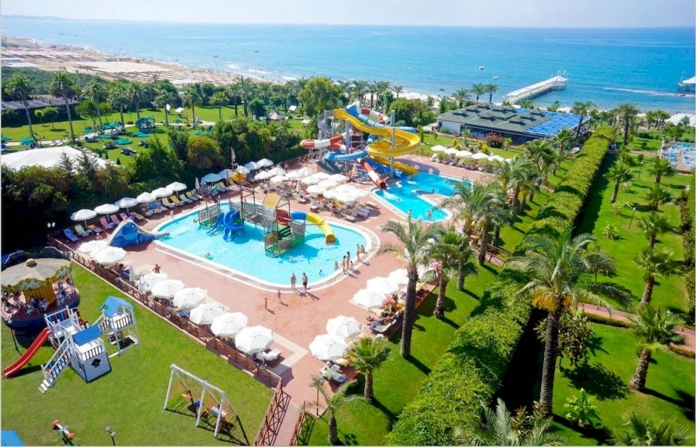 Luftaufnahme des Turan Prince Hotel mit großem Pool, Liegestühlen und Sonnenschirmen