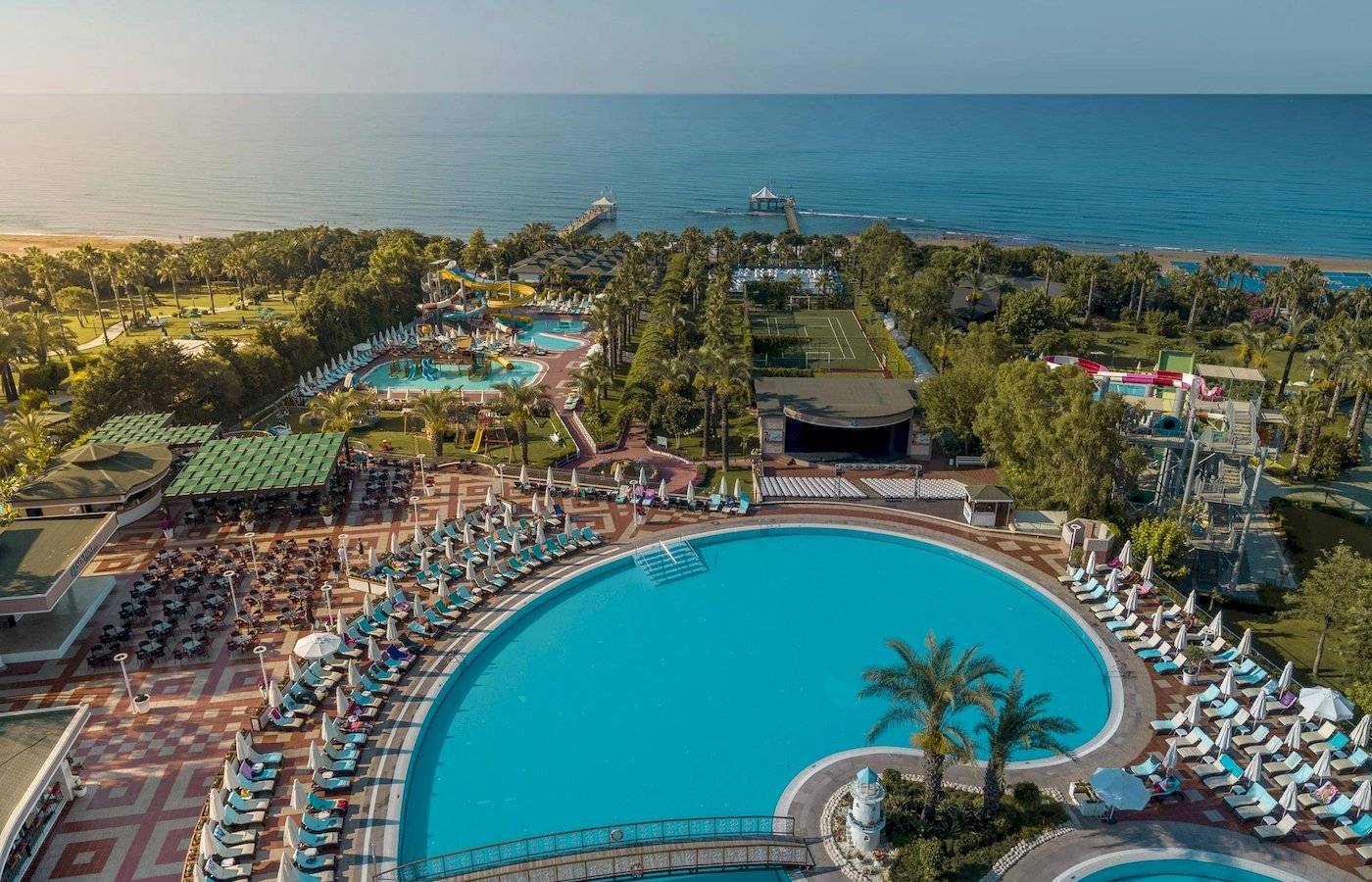 Luftaufnahme des Turan Prince Hotel mit großem Pool, Liegestühlen und Sonnenschirmen