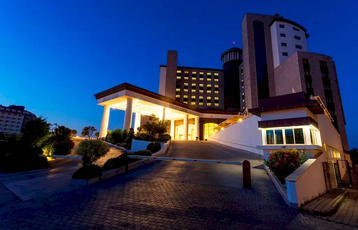 Melas Lara Hotel Eingang in der Nacht beleuchtet