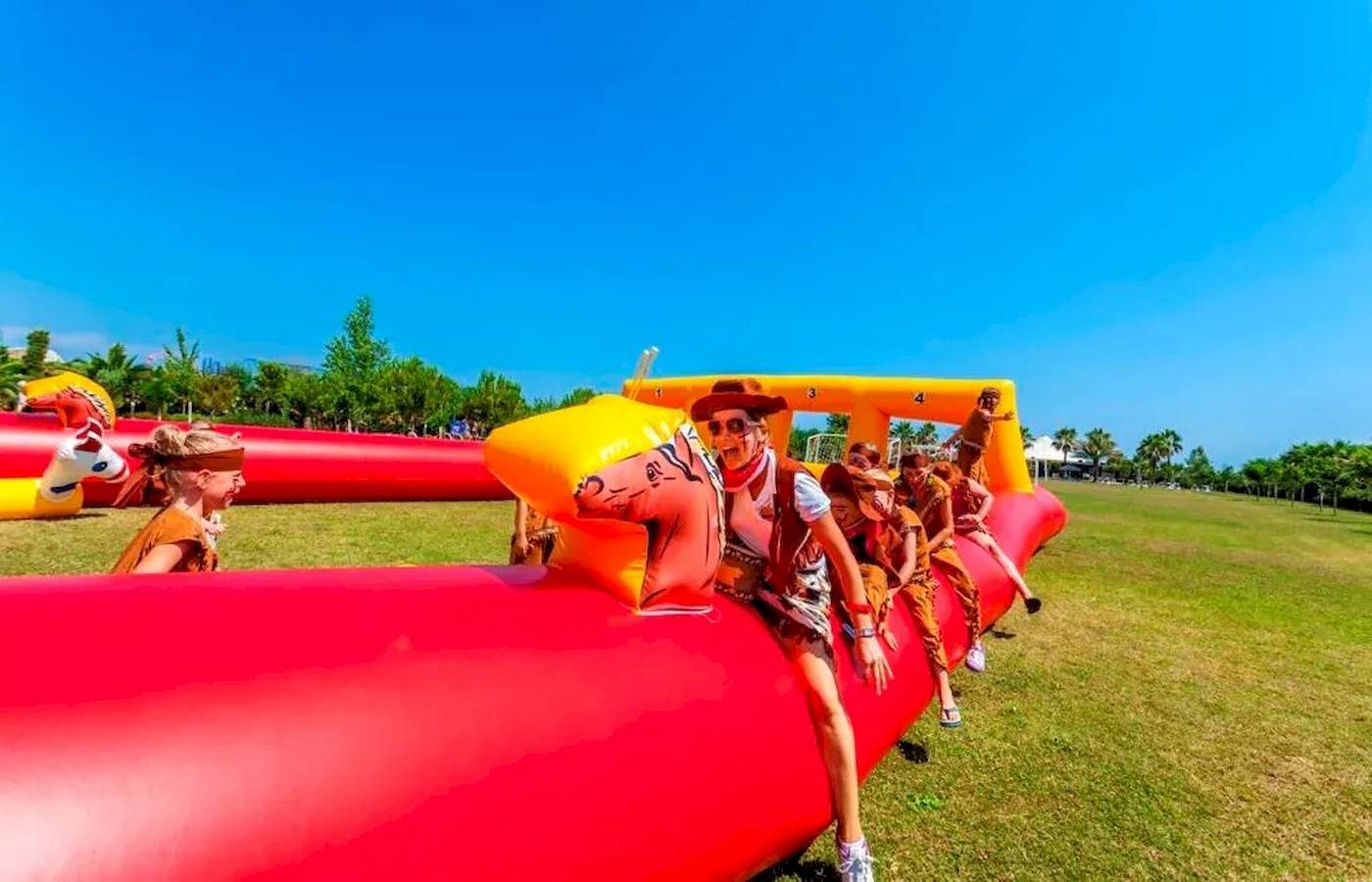 Gäste des Melas Lara Hotels genießen eine Fahrt auf einer aufblasbaren Bobbahn.