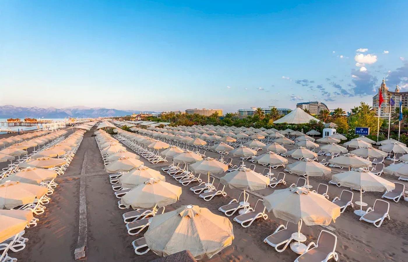 Luftaufnahme von Strand und Sonnenschirmen am Melas Lara Hotel