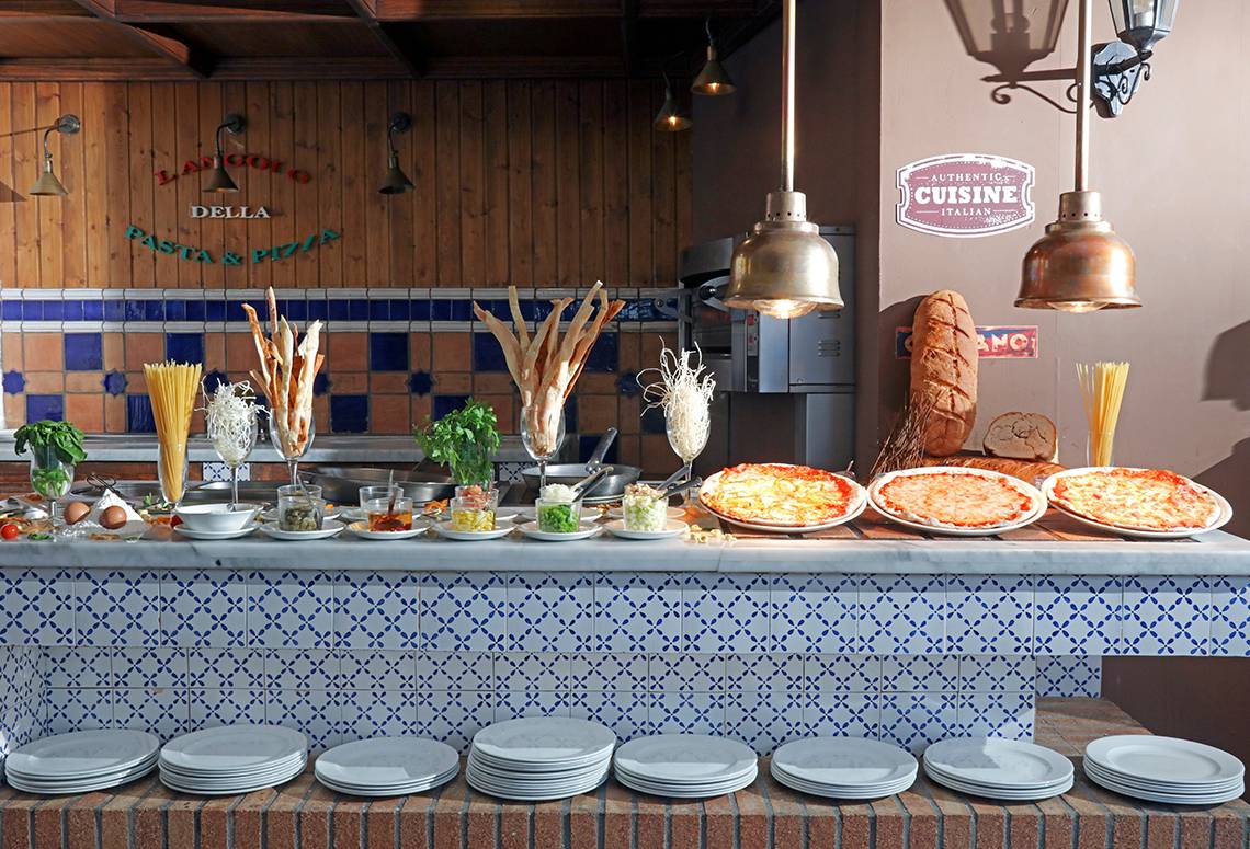 Buffet im LABRANDA Bronze Playa Hotel mit einer Auswahl an Pizza und Pasta.