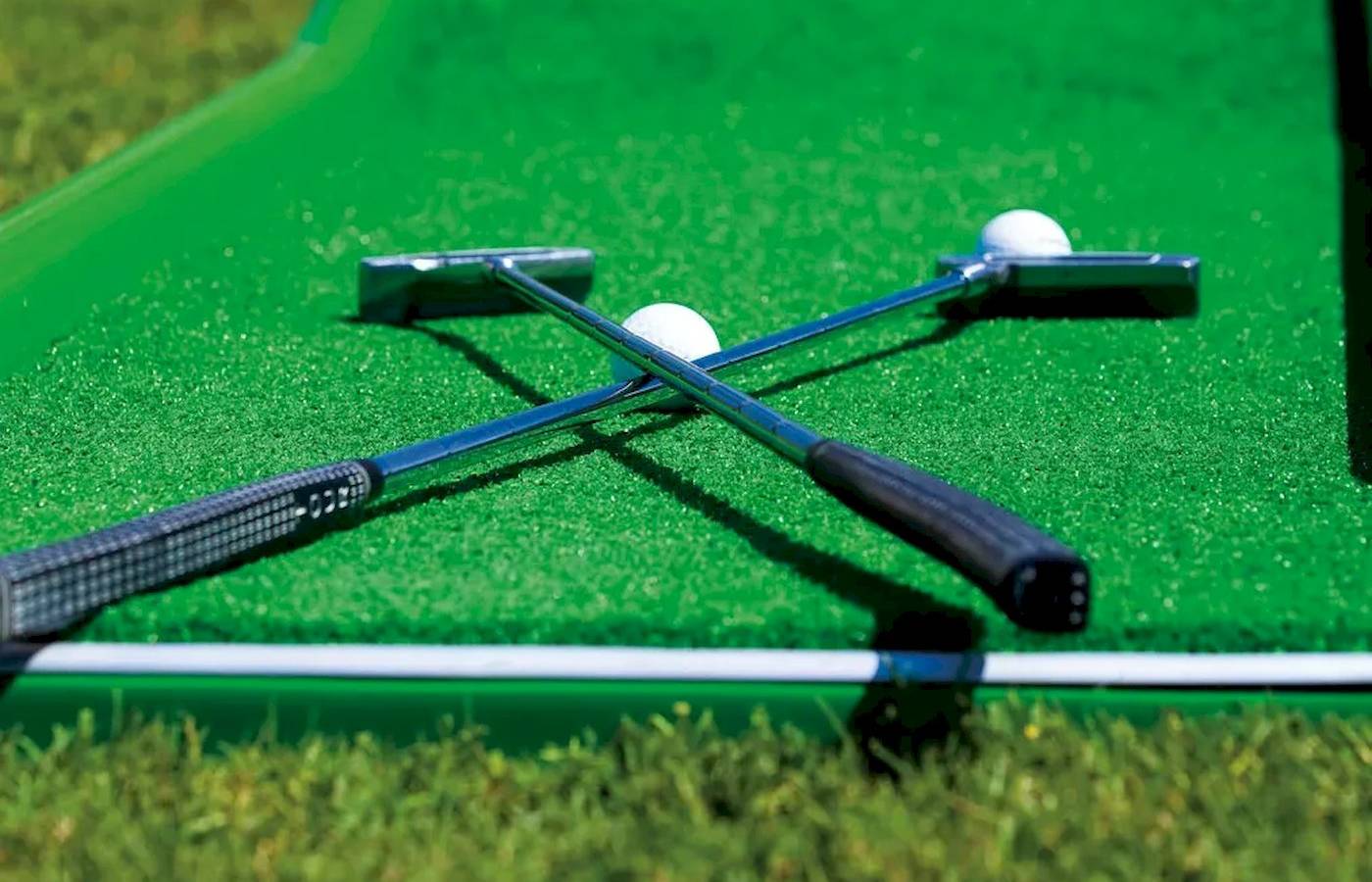 Miniaturgolfplatz bei Melas Lara Hotel mit Schlägern und Bällen.