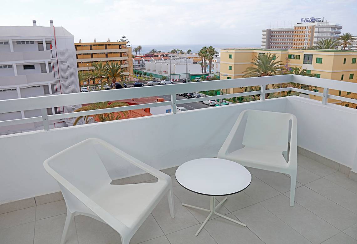 Terrasse mit zwei Stühlen und einem Tisch im Hotel LABRANDA Bronze Playa