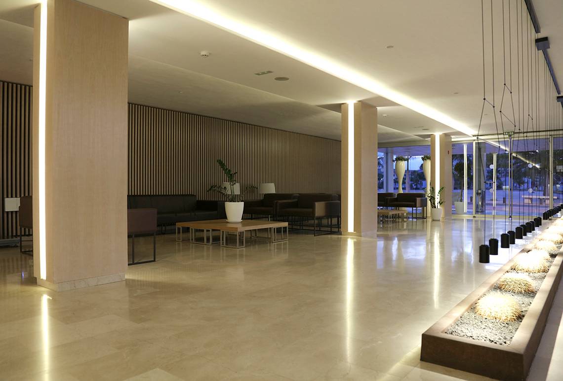 Hotellobby des LABRANDA Bronze Playa mit Marmorboden, Sofas, Tischen und Pflanzen.