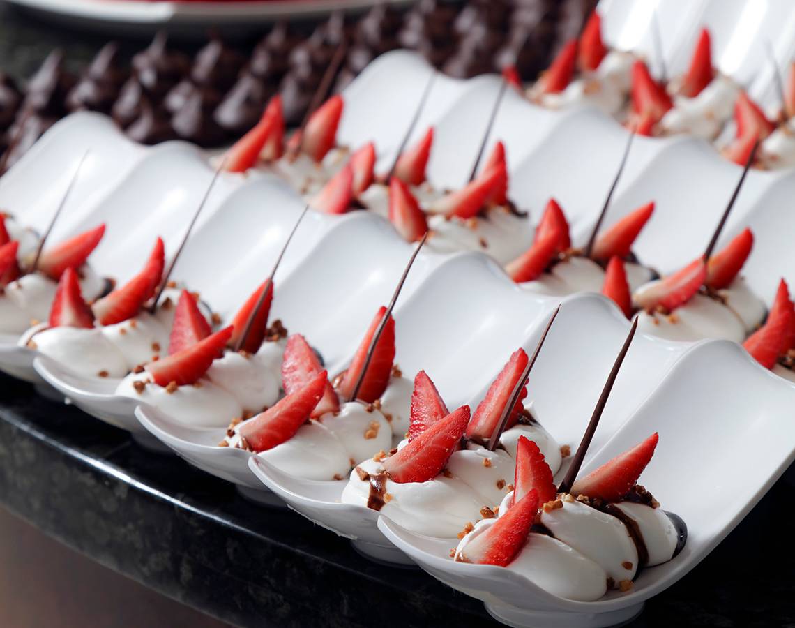 Dessert-Buffet im LABRANDA Bronze Playa Hotel mit verschiedenen süßen Gerichten.