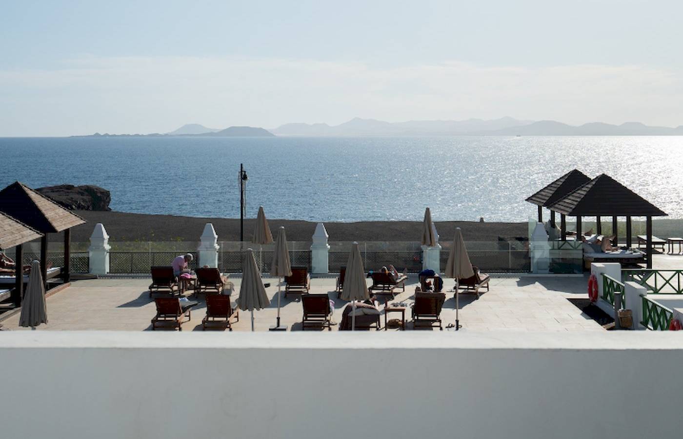 Livvo Volcan Lanzarote Hotel Terrasse mit Blick auf das Meer und die Berge