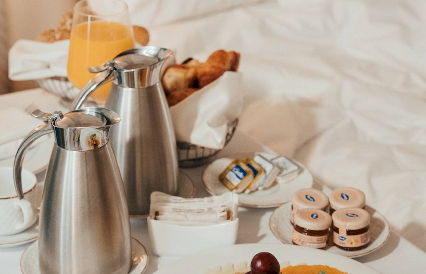 Frühstücksbuffet im LIVVO Volcan Lanzarote Hotel mit Früchten, Brötchen und Getränken.