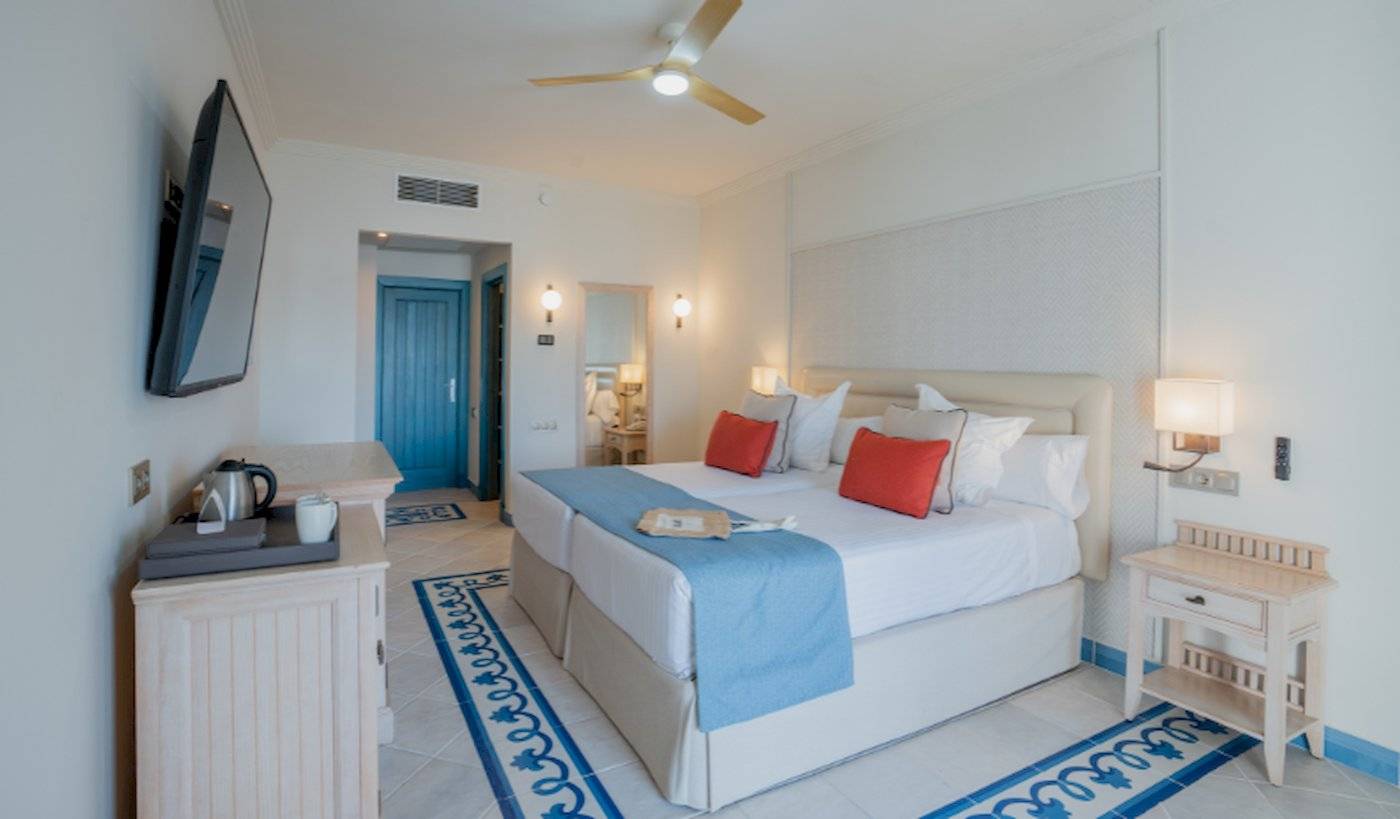 Hotelzimmer im LIVVO Volcan Lanzarote mit Doppelbett, Fernseher und Nachttisch