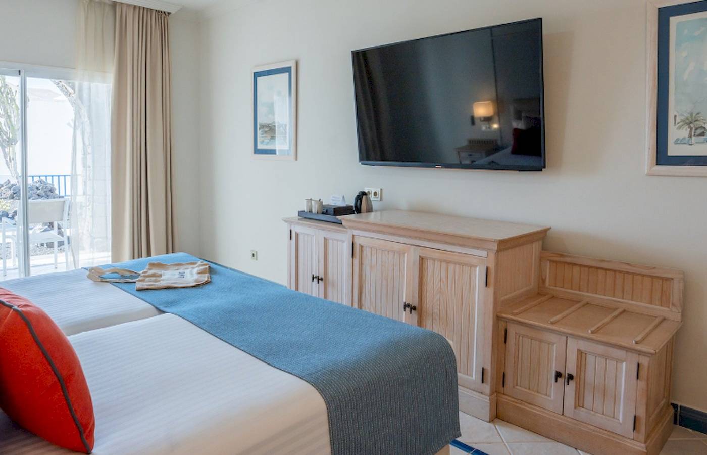 Doppelzimmer im LIVVO Volcan Lanzarote mit Balkon, Bett, Fernseher und Schrank.