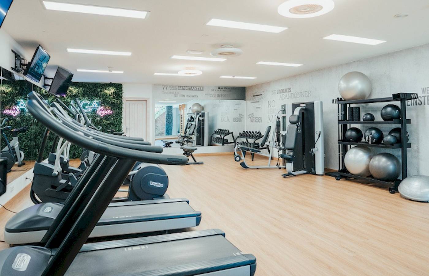 Fitnessraum im LIVVO Volcan Lanzarote Hotel mit Laufbändern, Hanteln und Trainingsbällen.