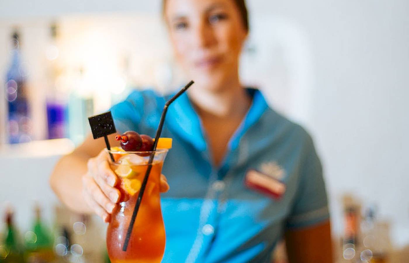 Barkeeper des LIVVO Volcan Lanzarote serviert einen Cocktail