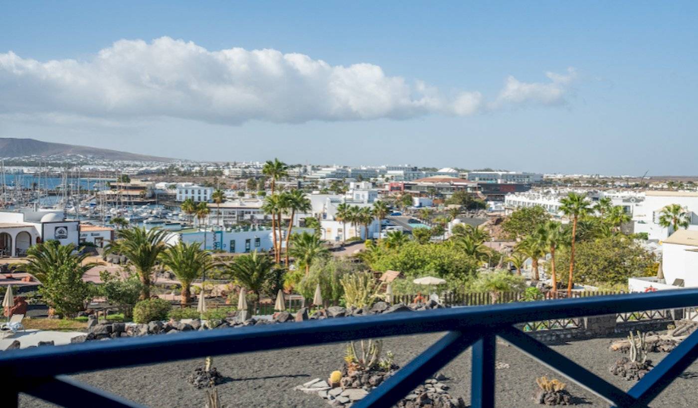 Blick auf Marina Porto Mossel und Umgebung vom LIVVO Volcan Lanzarote Hotel.