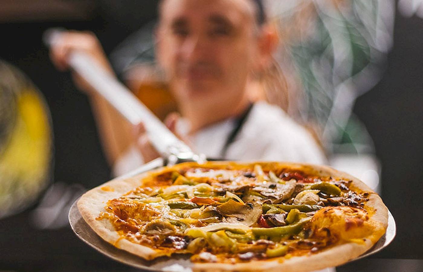 LIVVO Volcan Lanzarote Hotel-Küchenpersonal hält eine Pizza auf einem Pizzaliefertraeger