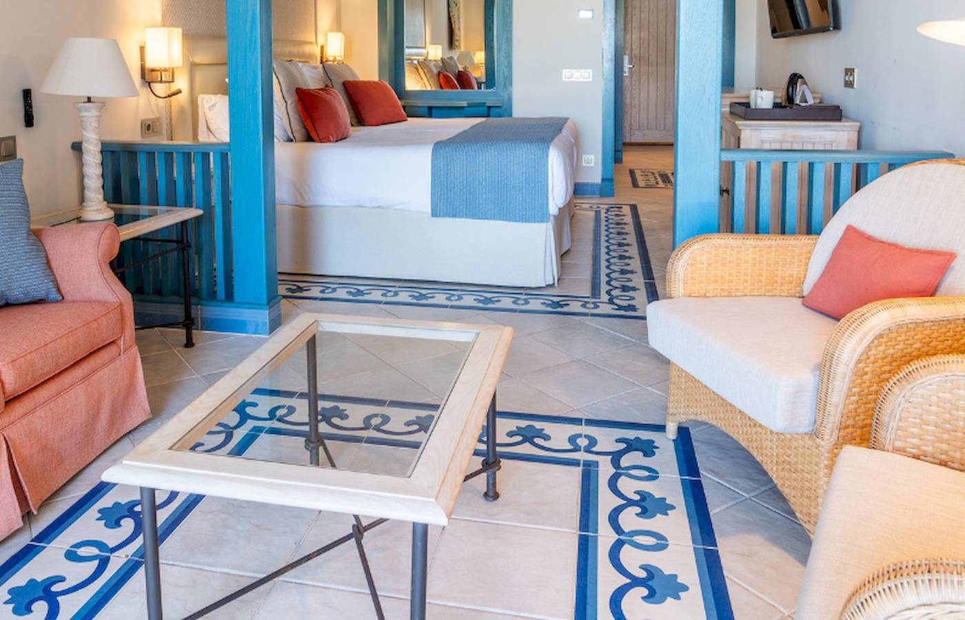 Interieur des Schlafzimmers im LIVVO Volcan Lanzarote Hotel mit blauen Akzenten und einem Bett.